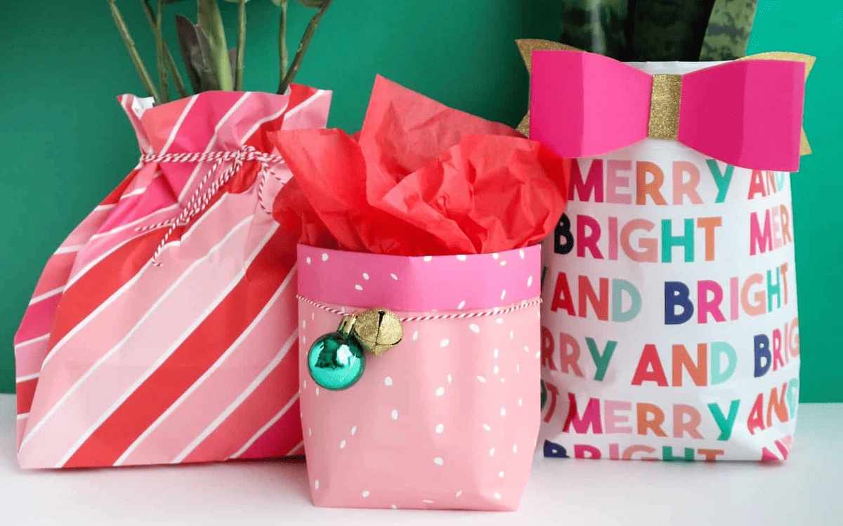  Gift bags with wrapping paper 